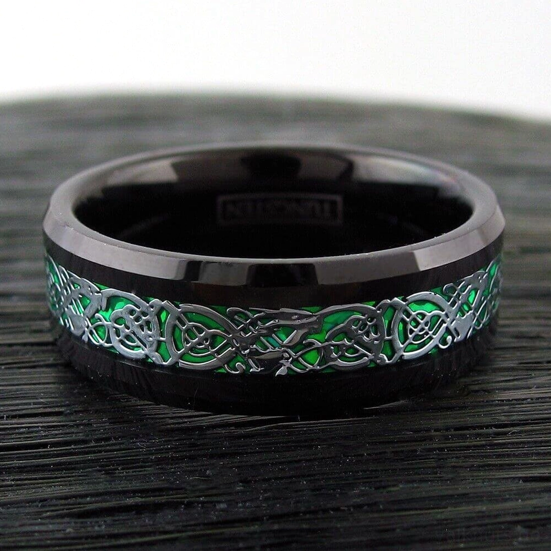 Detailansicht Wikinger Ring Loki, schwarze Jörmungandr Figur auf leuchtend grünem Grund