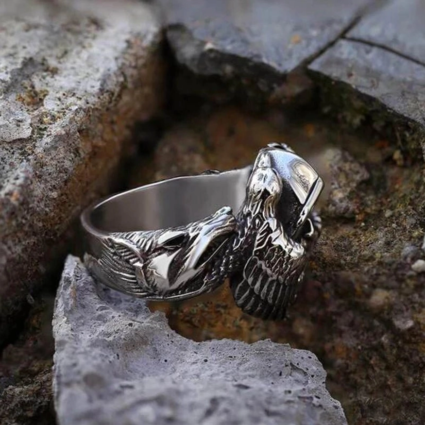 Detailansicht des Wikinger Ring Odin mit fein geschnitzten Motiven