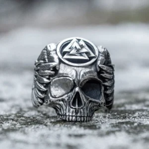Detailansicht Wikinger Ring mit Huginn Muninn und Valknut Symbol
