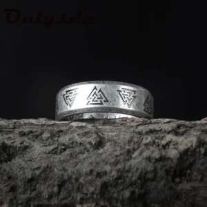 detailansicht wikinger ring mit valknut symbol auf fels im nordischen stil