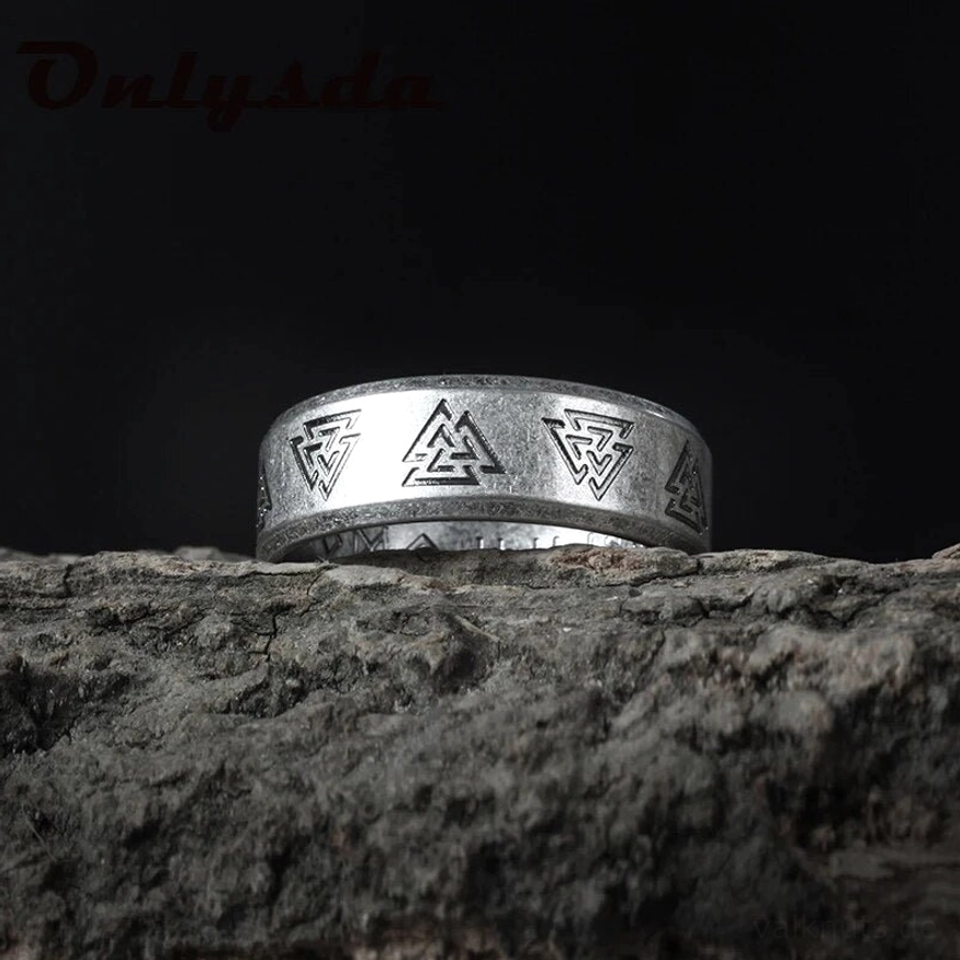 detailansicht wikinger ring mit valknut symbol auf fels im nordischen stil