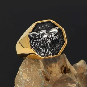 Detailansicht Wikinger Ring Wolf Gold mit nordischem Wolfssymbol