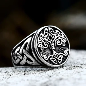 Detailansicht Wikinger Ring Yggdrasil mit feiner Gravur des Weltbaums