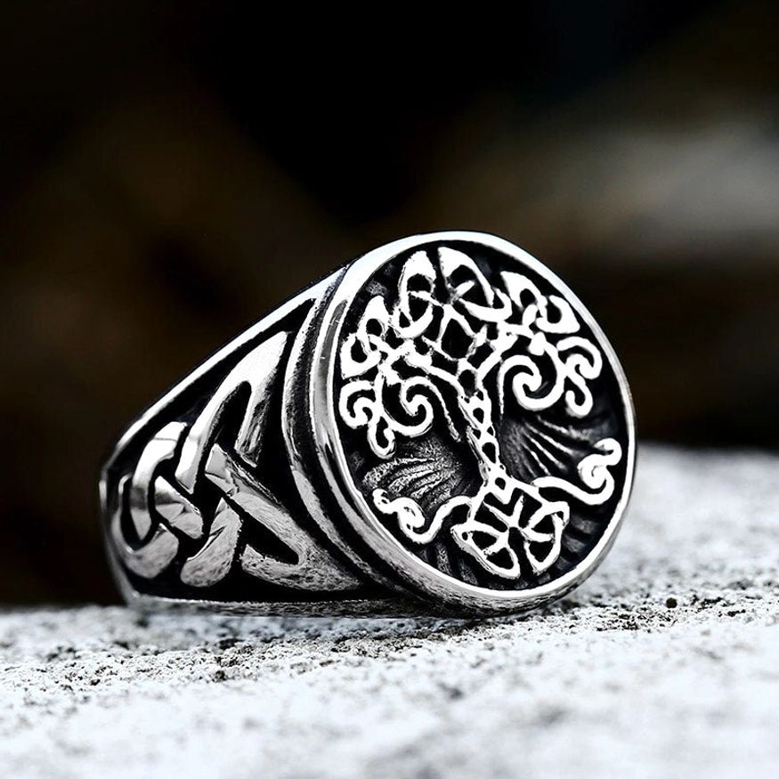 Detailansicht Wikinger Ring Yggdrasil mit feiner Gravur des Weltbaums
