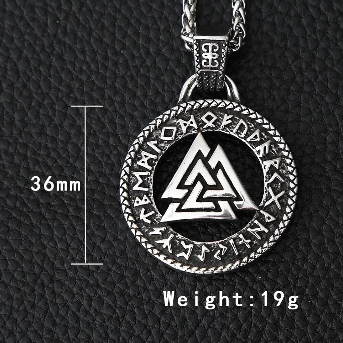 detailansicht des valknut symbold auf der wikinger kette, umrahmt von nordischen runen