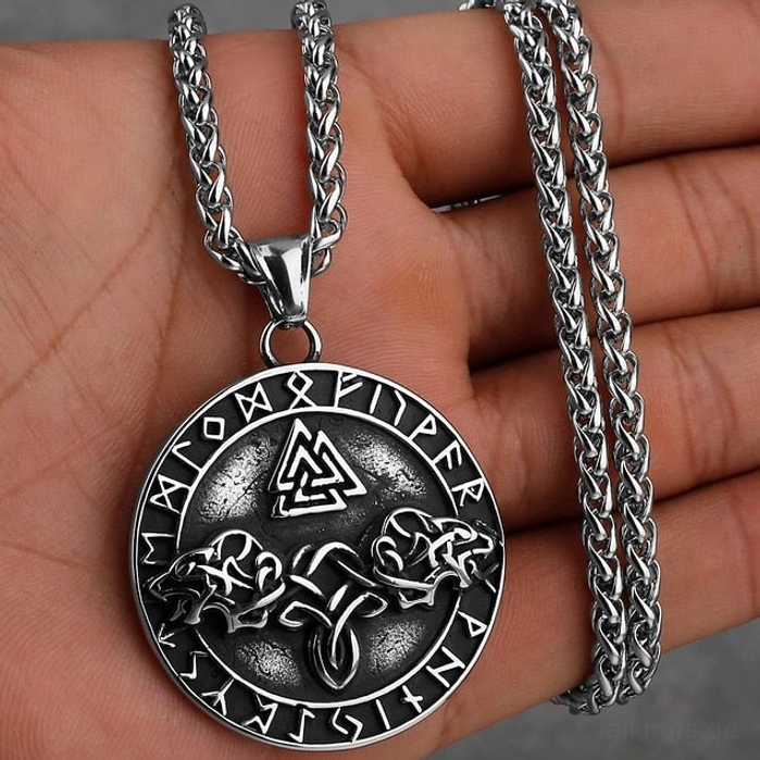 Detailansicht Wolf Kette Anhänger mit Runen und Valknut Wikinger Schmuck