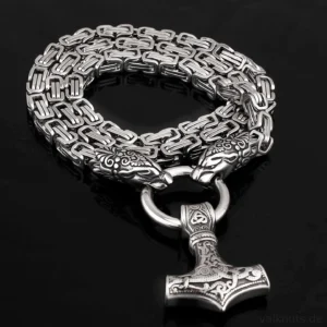 Detailansicht Zwillings Wolfskopf und Kettenglieder der massiven Wolf Kette mit Thors Hammer