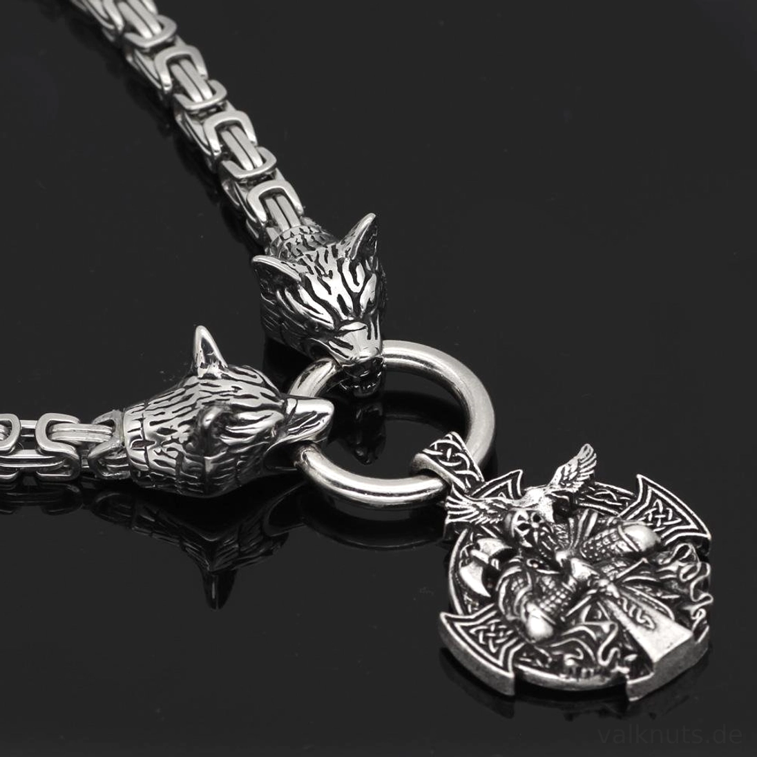 Detailaufnahme des Berserker Anhängers der Wikinger Wolf Kette