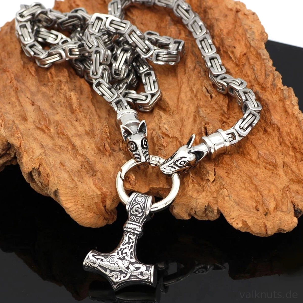 Detailaufnahme des gravierten Mjolnir Thors Hammer Anhängers der Wikinger Wolf Kette