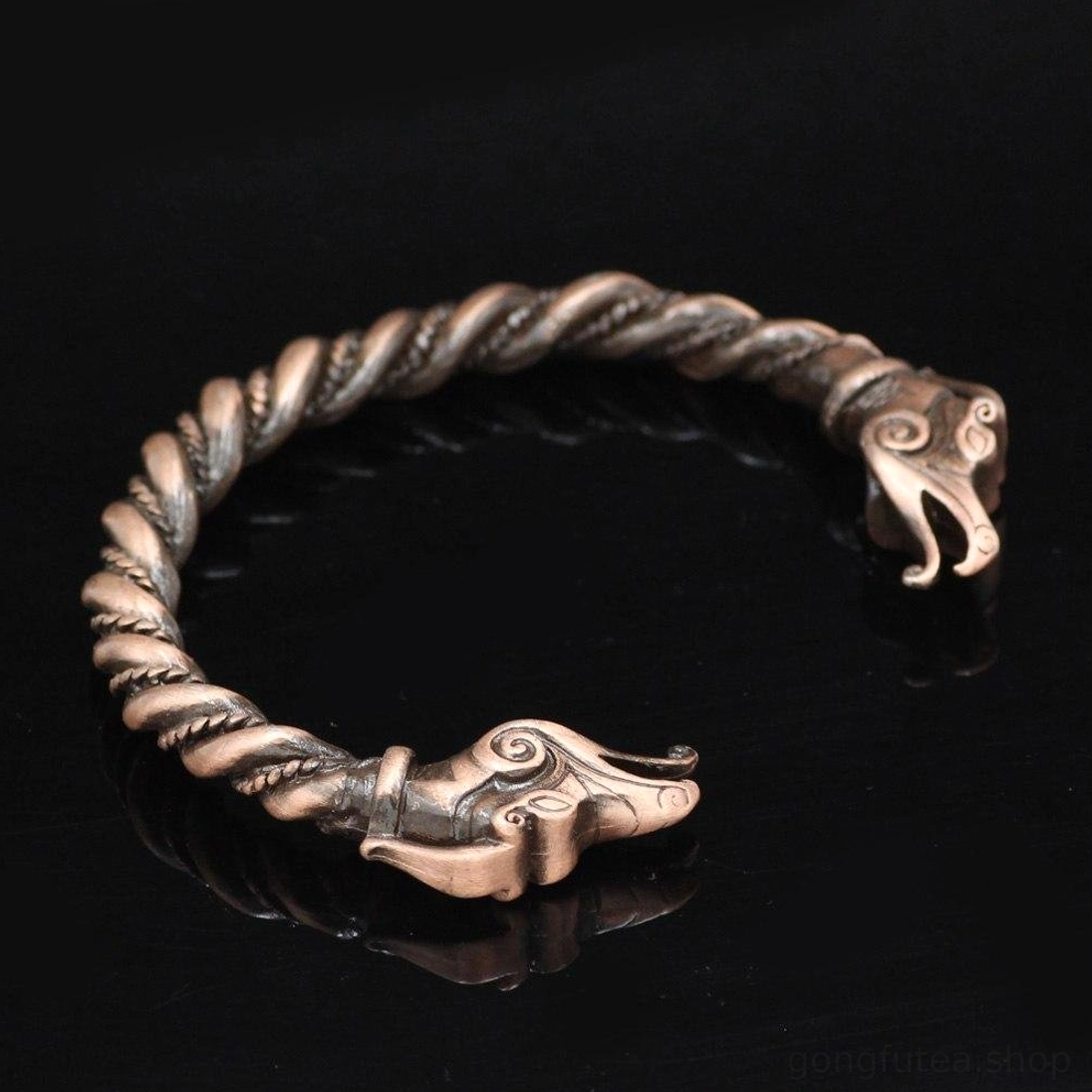 Nahaufnahme der Jörmungandr Detailgestaltung am Wikinger Armreif