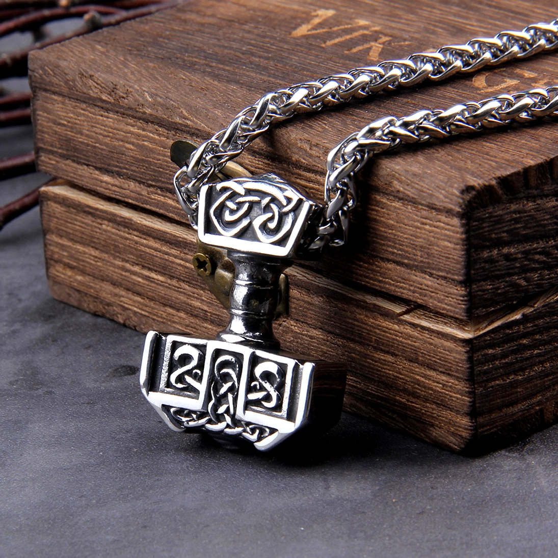 Detailansicht der geschnitzten Knotenmuster auf dem Thors Hammer Anhänger der Wikinger Kette