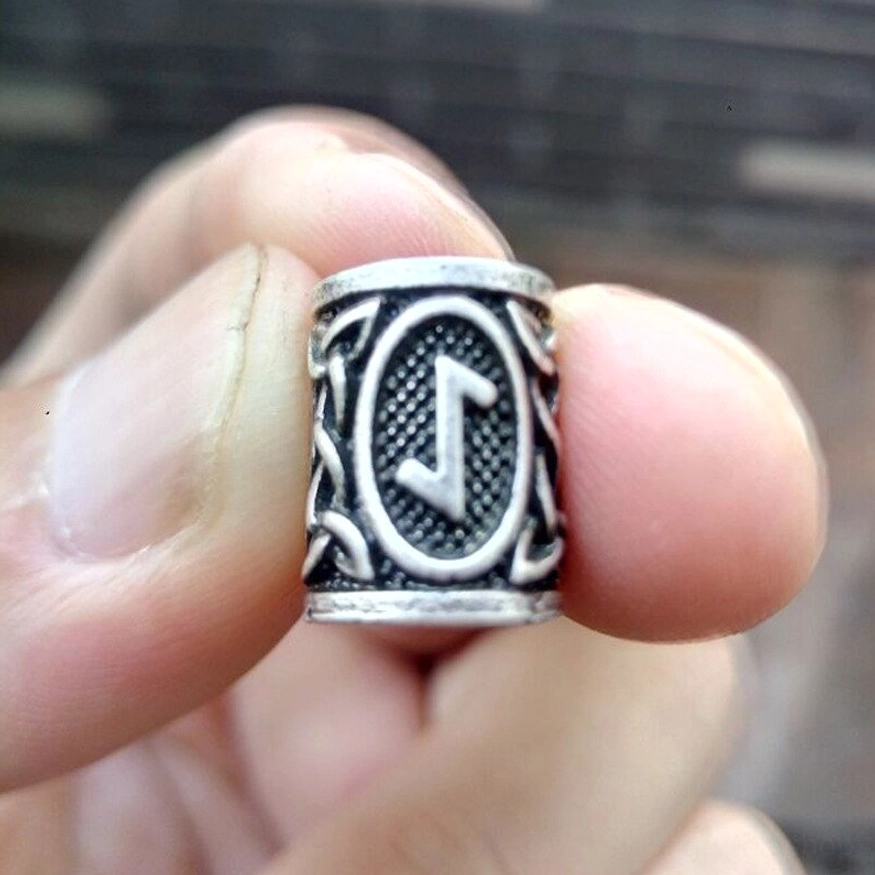 Wikinger Bartperle mit nordischer Rune aus Edelstahl, Detailaufnahme