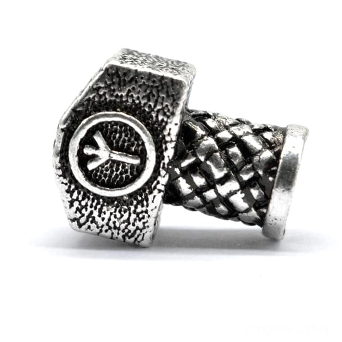 detailaufnahme wikinger bartperlen mjolnir mit wikinger rune gravur