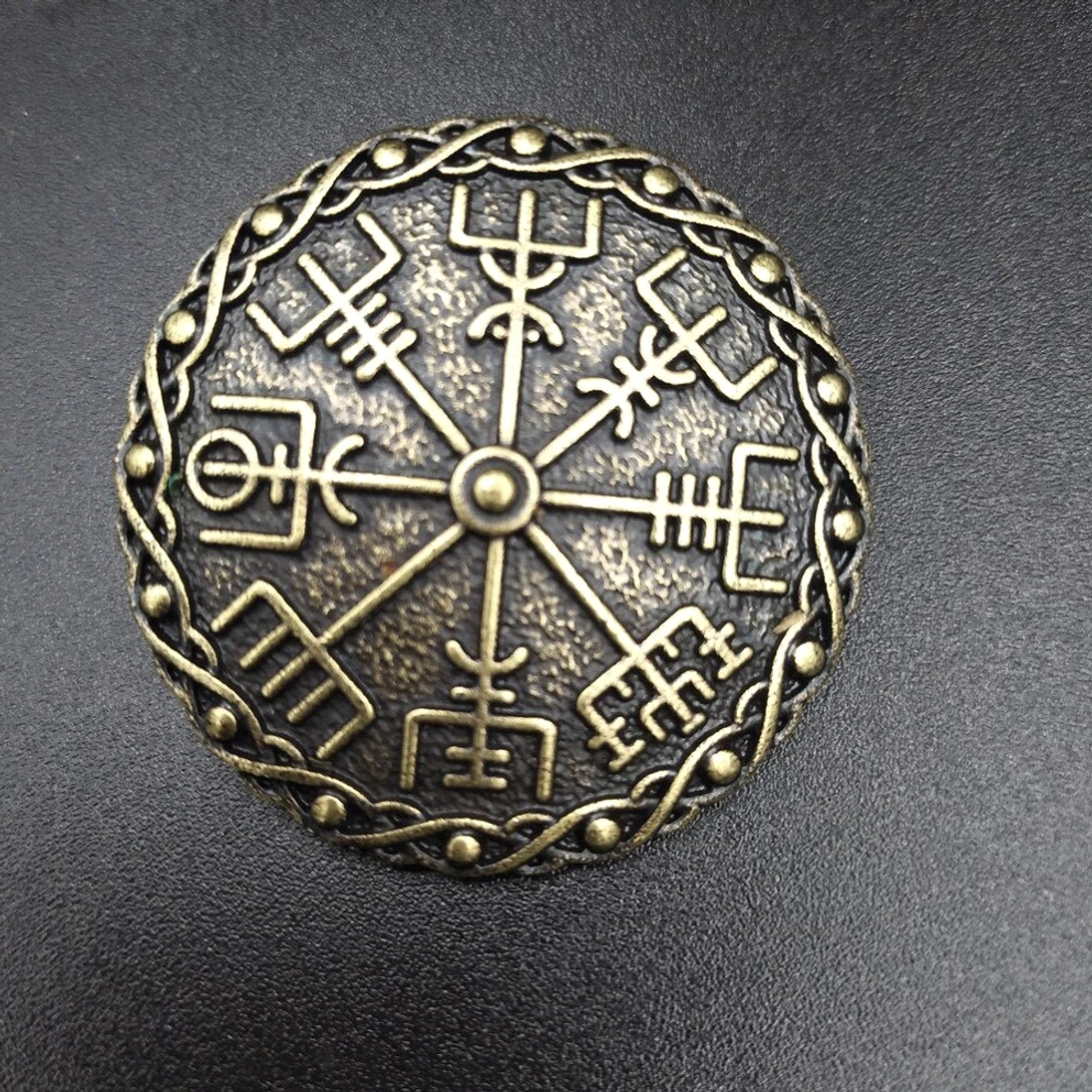 Vegvisir Wikinger Fibel mit detailliertem Runen-Design
