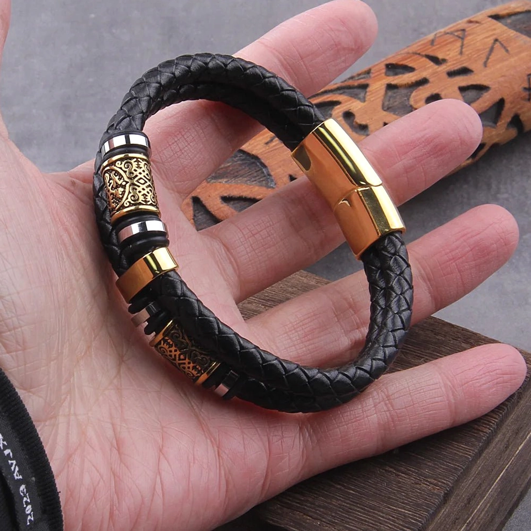 Doppellagiges geflochtenes Wikinger Armband am Handgelenk