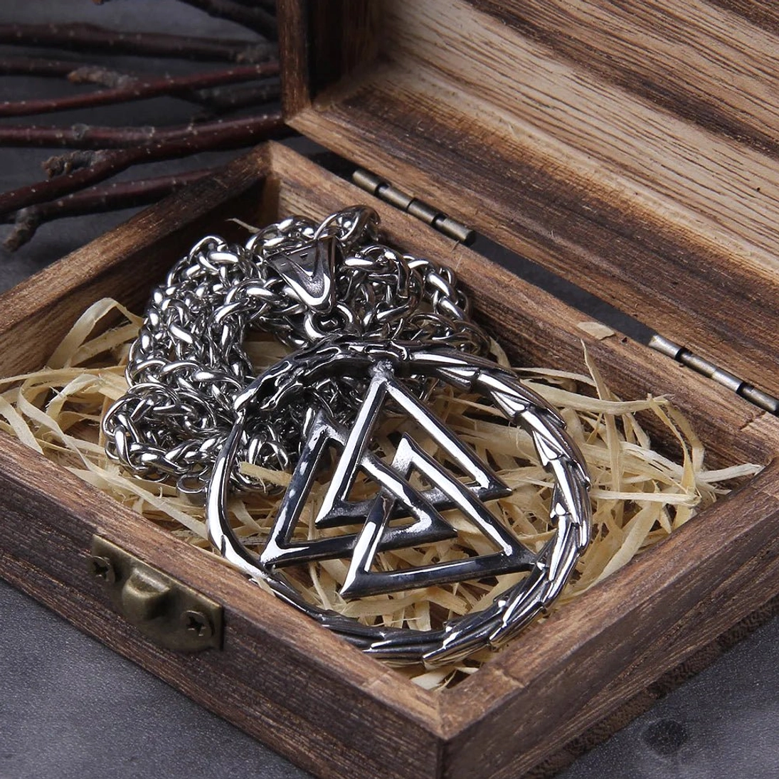Doppelseitiger wikinger anhaenger mit valknut von beiden seiten