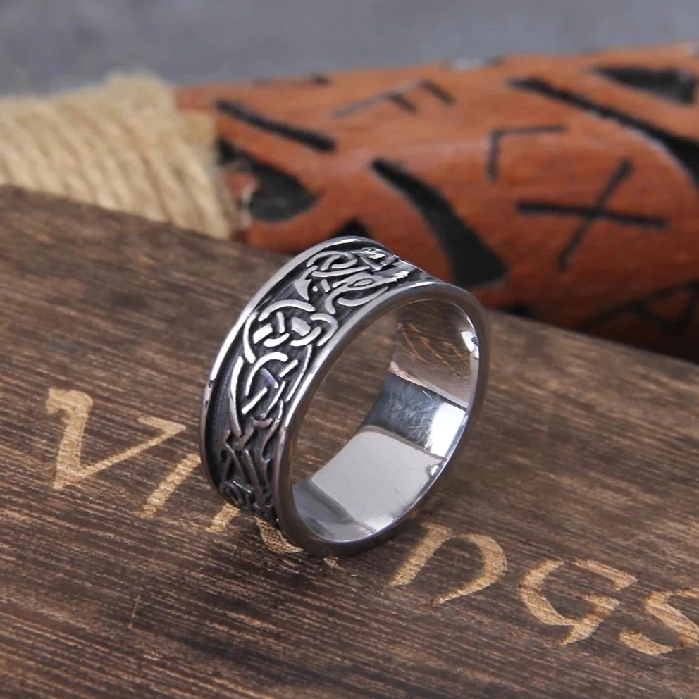 Edelstahl Wikinger Ring Jormungandr im Ueberblick mit traditionellem nordischen Design
