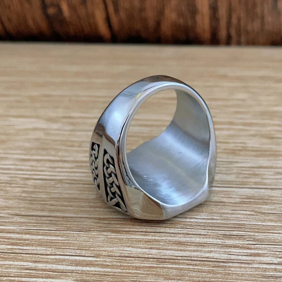 Stainless Wikinger Ring mit Valknut Symbol und keltischen Knoten, klares Design mit Tiefe