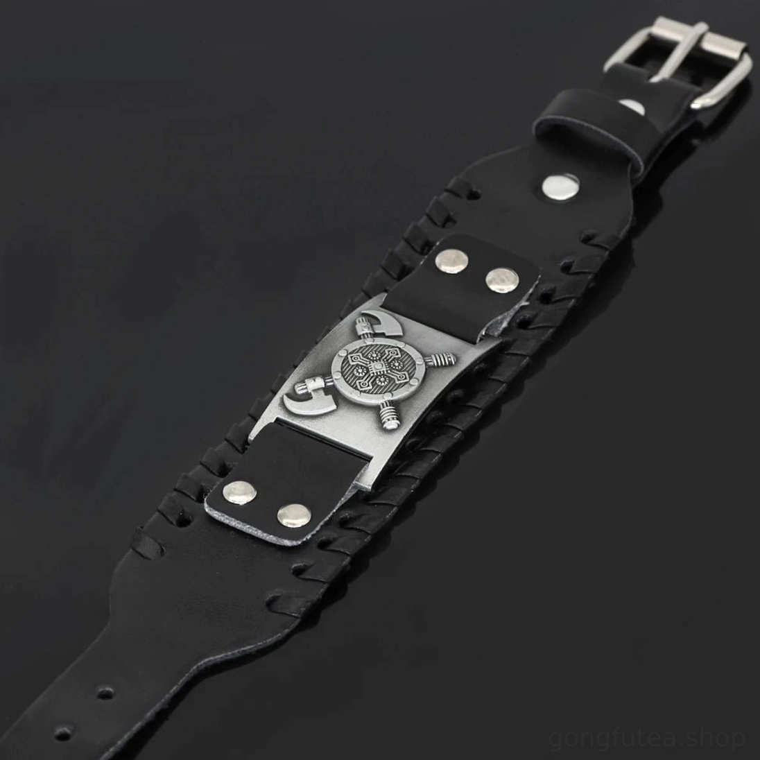 Ganzen Ansicht schwarzes Leder Wikinger Armband mit silbernen Akzenten