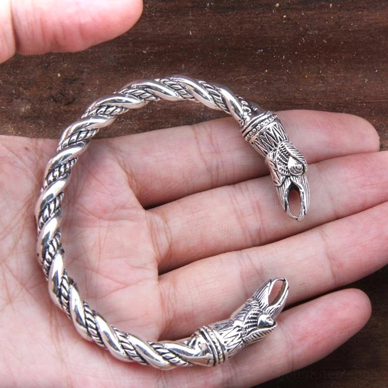 Gedrehter Wikinger Armreif mit Huginn und Muninn, getragen am Handgelenk