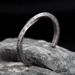 Gedrehter Wikinger Armreif aus Edelstahl mit Runen Gravur für Männer