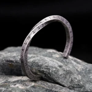 Gedrehter Wikinger Armreif aus Edelstahl mit Runen Gravur für Männer