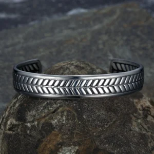 Geöffneter Wikinger Armreif aus Edelstahl Weizen Motiv
