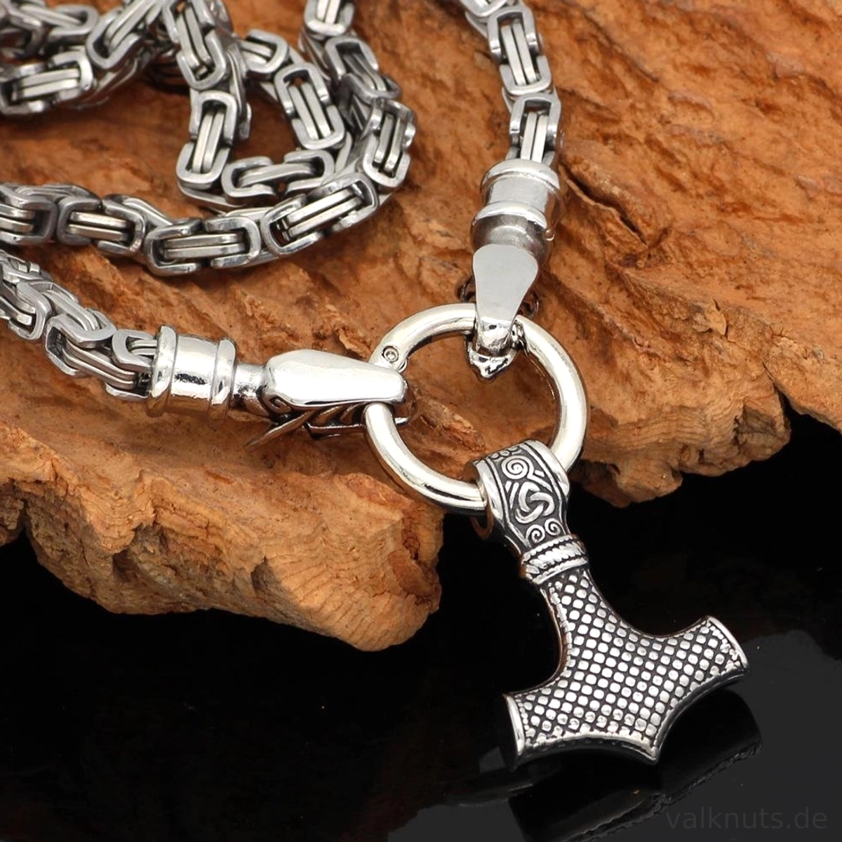 Gesamtansicht der massiven Wikinger Königskette Wolf Kette mit Thors Hammer Mjolnir