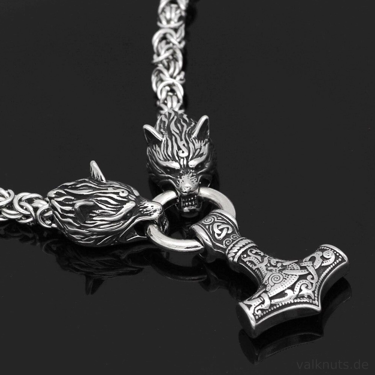 Gesamtansicht der silbernen Wolf Kette Thors Hammer mit zwei Wolfsköpfen