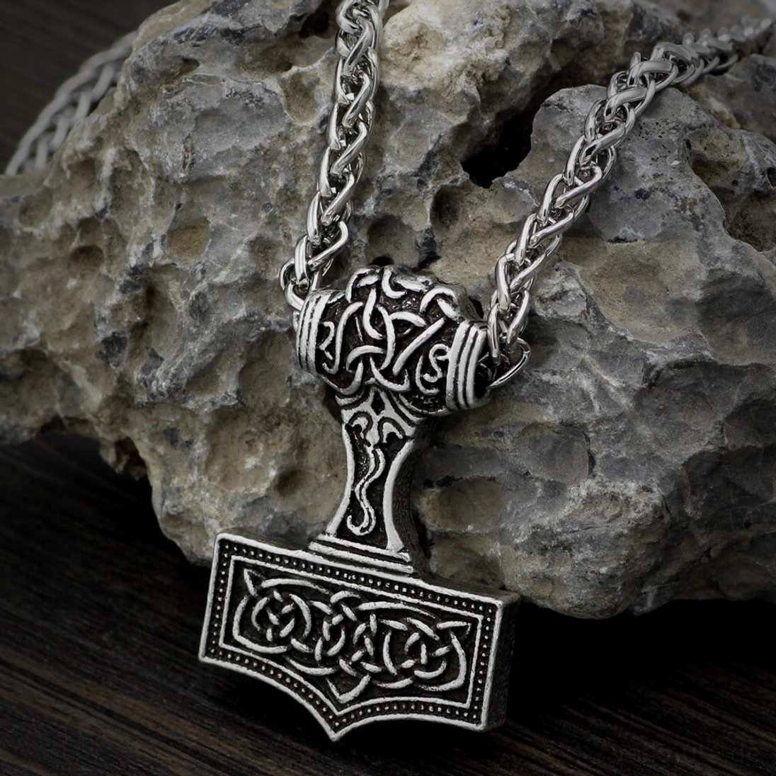 Gesamtansicht der antiken silbernen Thors Hammer Kette als Wikinger Amulett