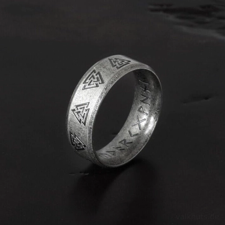 gesamtdarstellung 8mm breiter wikinger ring mit valknut und runen gravur
