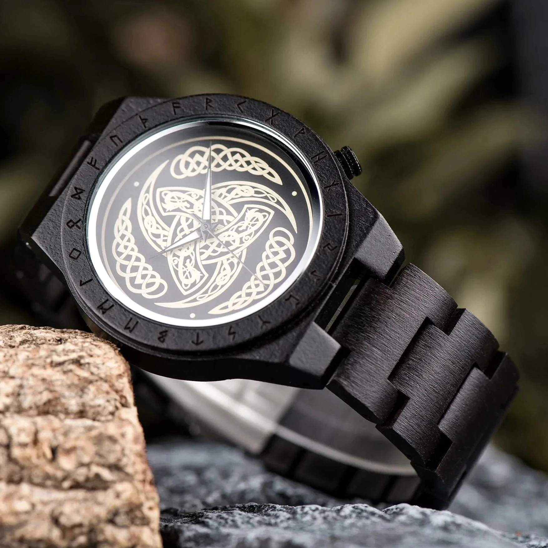 Gesamte Ansicht der handgravierten Wikinger Holzuhr mit Odins Symbol