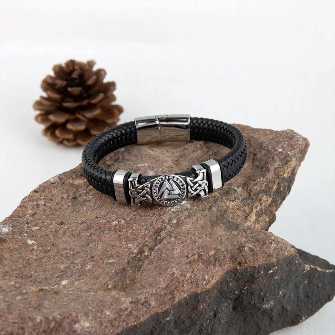 Gesamtansicht vom schwarzen Leder Wikinger Armband mit Valknut