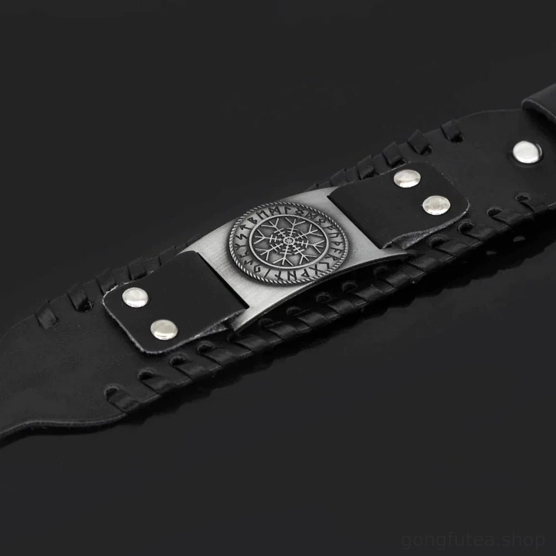 Gesamtansicht des verstellbaren Wikinger Leder Armbands mit Schreckenhelm Symbol