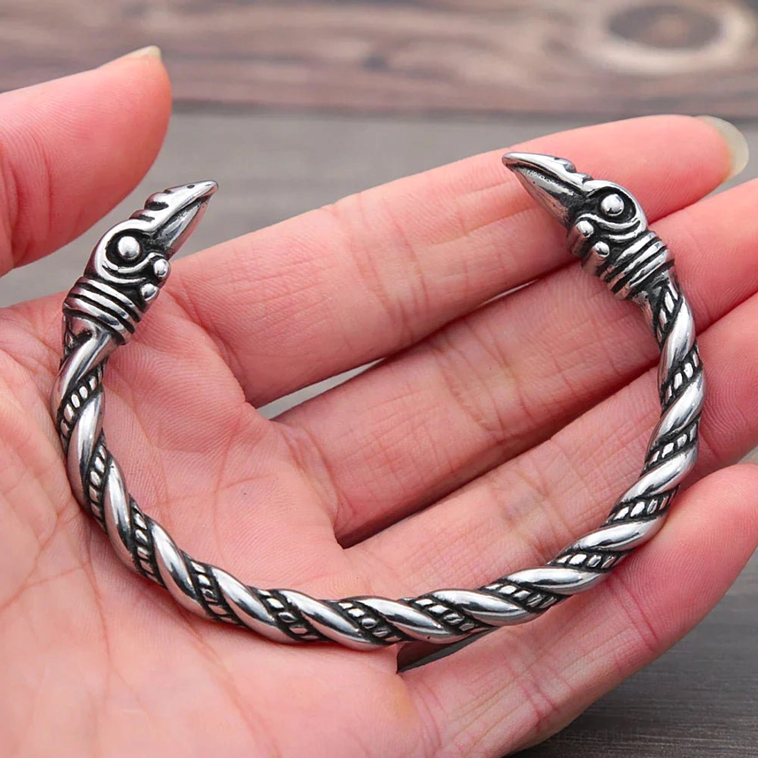 Retro Wikinger Armreif Odins Raben in silber, getragen am Handgelenk