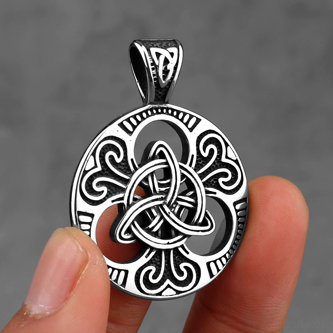 Getragene Wikinger Halskette mit Triquetra Knoten an Kette Wikinger Schmuck