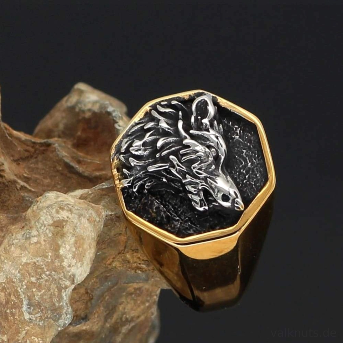 Getragener goldener Wikinger Wolf Ring an Männerhand