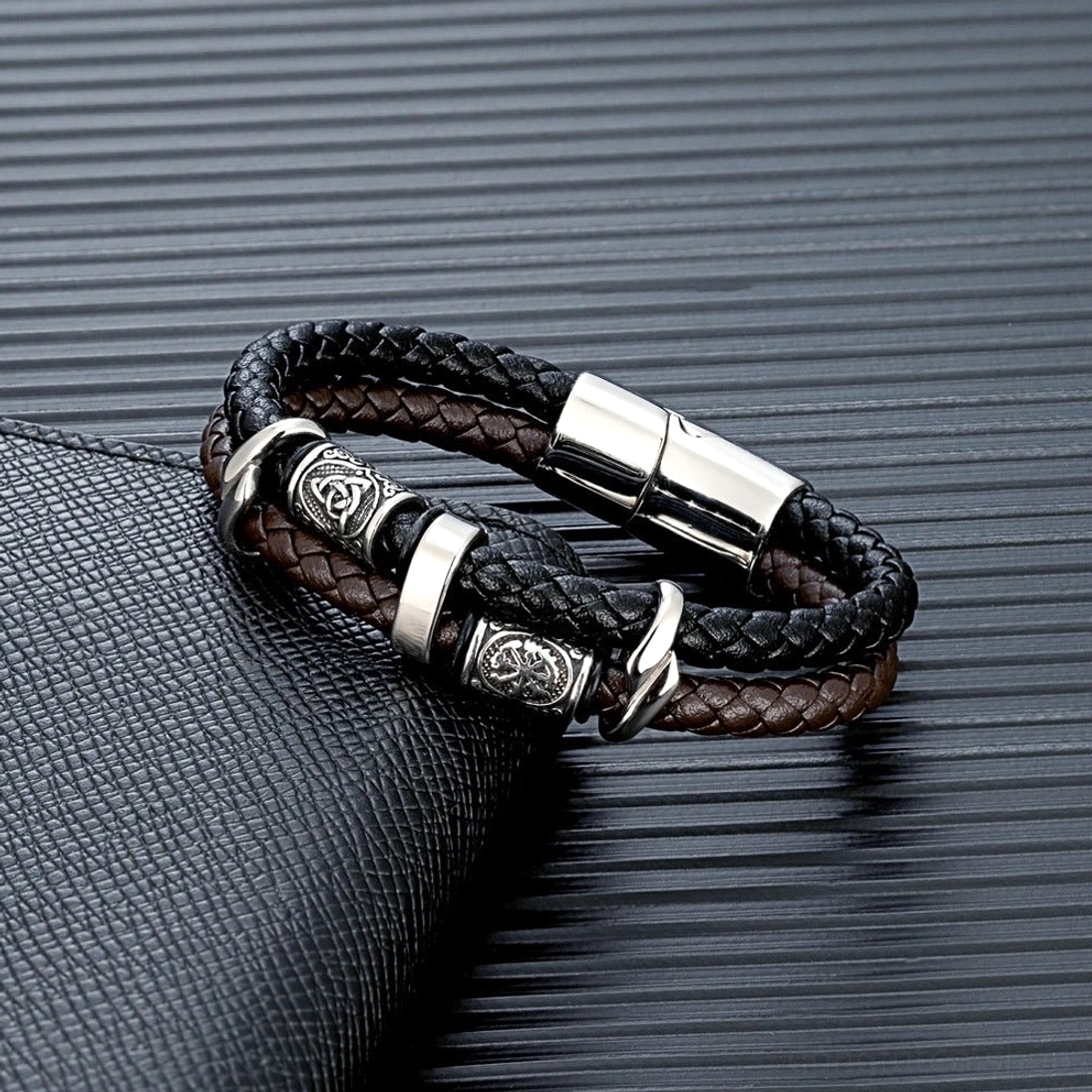 Wikinger Armband Vegvísir getragen am Handgelenk