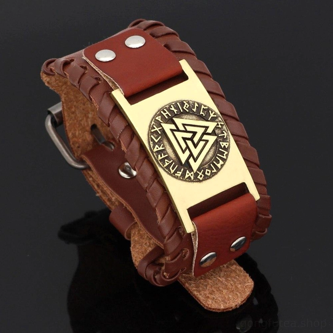 Getragenes Wikinger Armband am Handgelenk, Leder mit Valknut