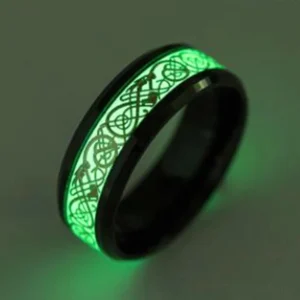 Goldener Drachen Wikinger Ring mit Leuchtfunktion auf grünem Hintergrund