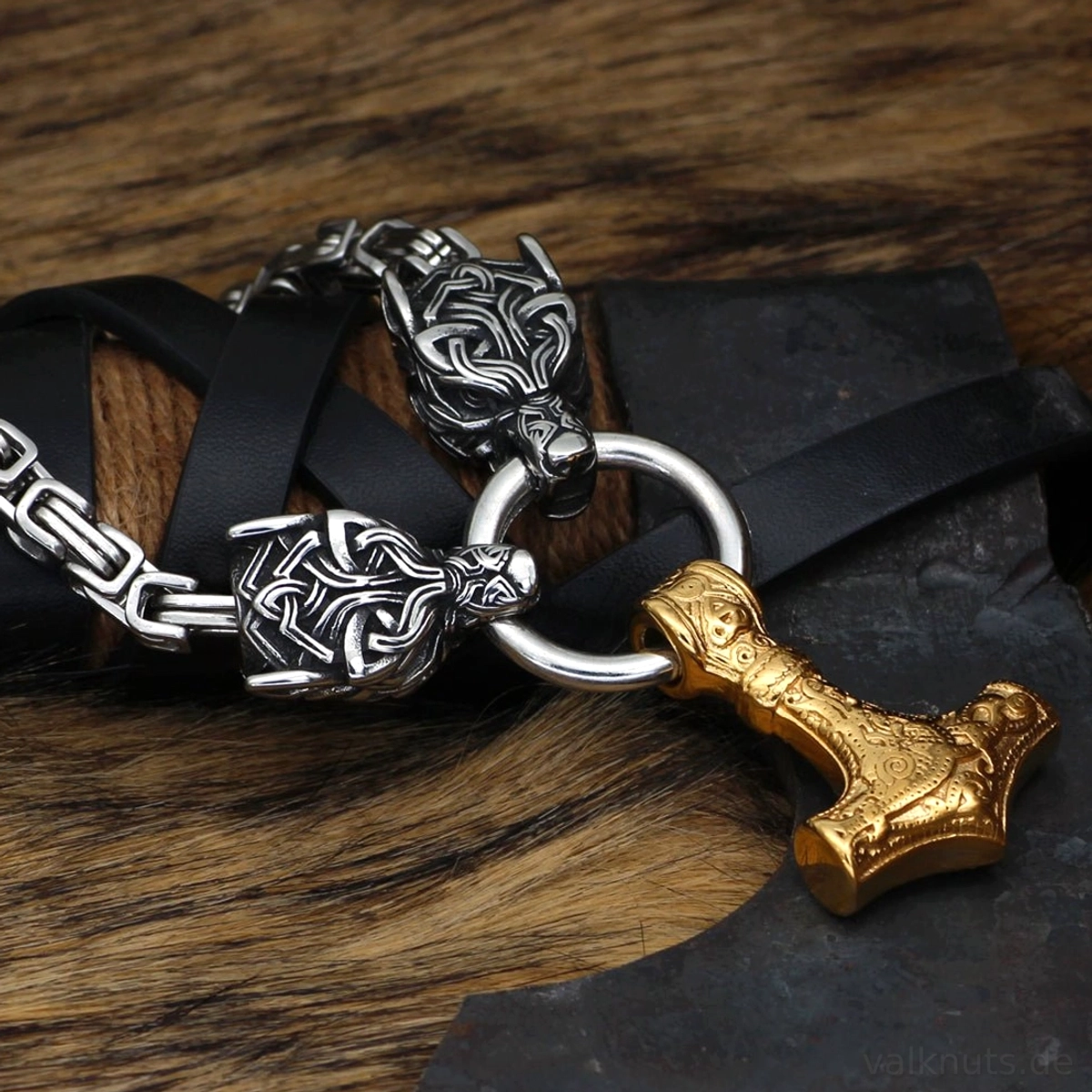 Detailansicht des goldenen Mjolnir Anhängers an der Wikinger Wolf Kette