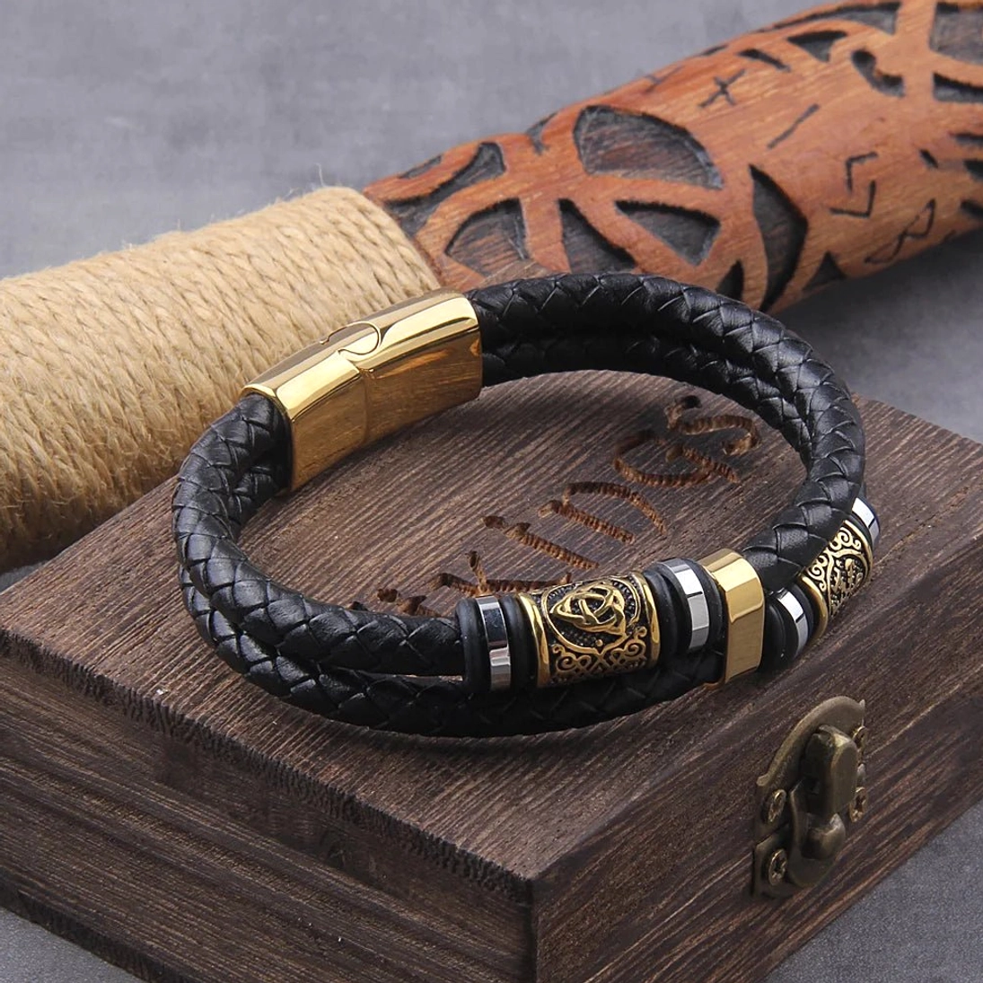 Goldenes Wikinger Armband mit schwarzem Leder