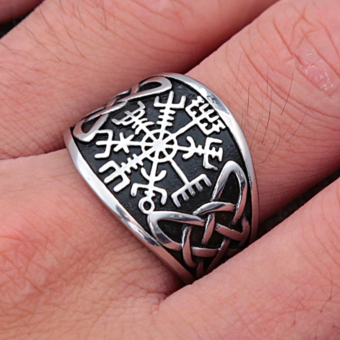 Goldfarbener Wikinger Ring Vegvisir mit keltischem Knoten