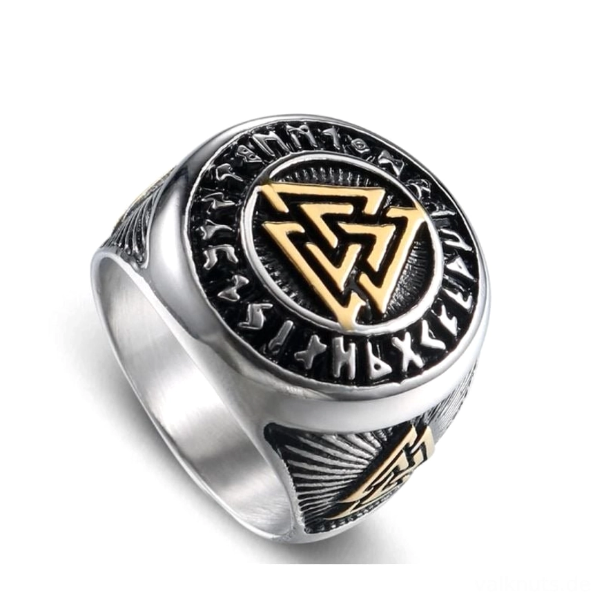 Handansicht tragender Wikinger Ring gold Trimmed Valknut