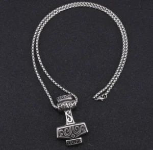 Handgefertigte Thors Hammer Kette Wikinger, Detailansicht der Ornamente am Anhänger