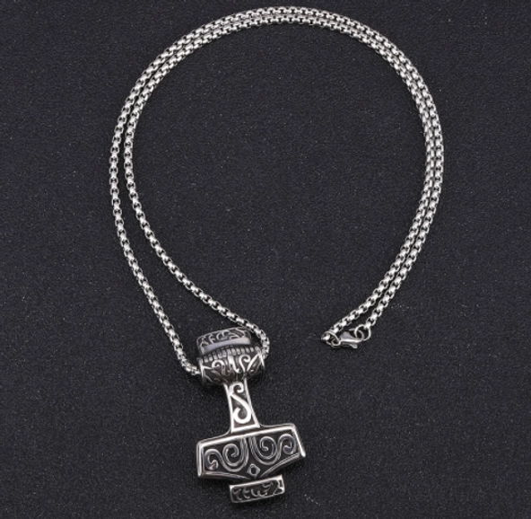 Handgefertigte Thors Hammer Kette Wikinger, Detailansicht der Ornamente am Anhänger