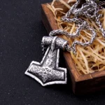 Handgefertigte Thors Hammer Kette aus Edelstahl, Wikinger Amulett mit traditionellen Ornamenten