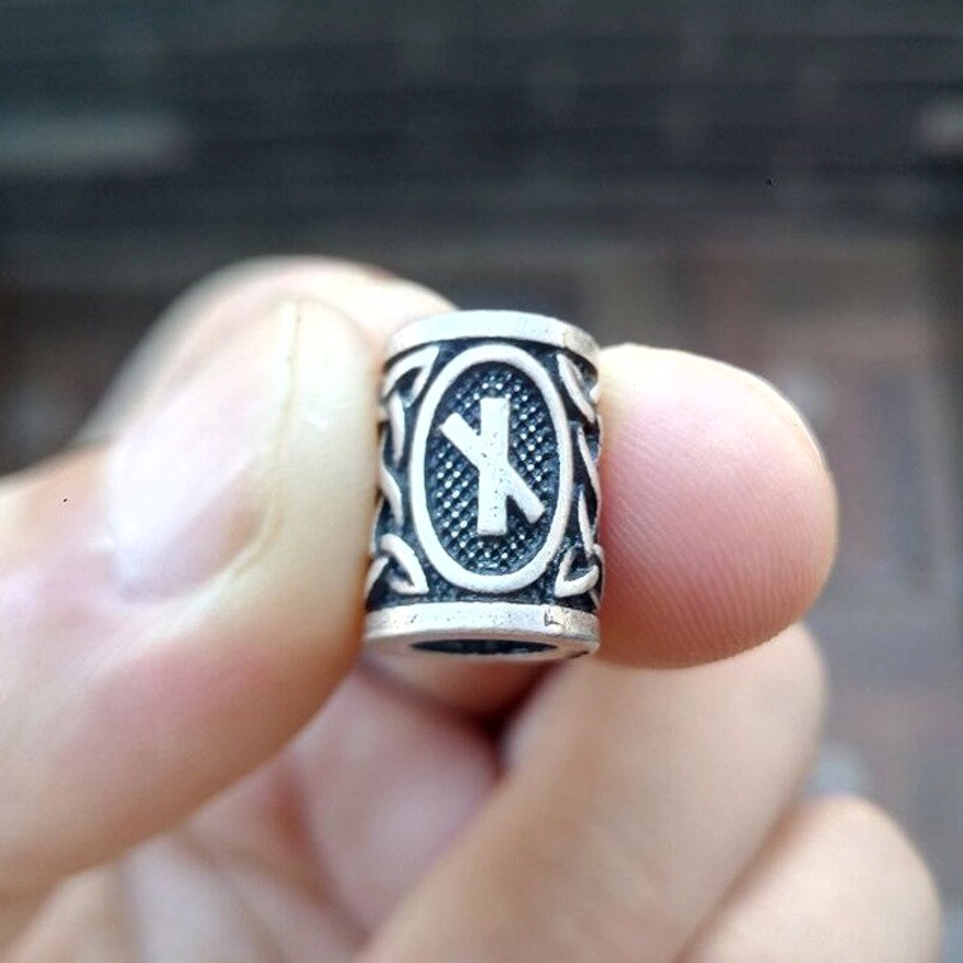 Handgefertigte Wikinger Bartperle mit klar eingravierter Rune