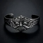 Handgefertigter Wikinger Armreif Einherjer mit Keltenknoten aus Edelstahl