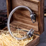 Handgefertigter Wikinger Armreif mit Wolfsköpfen aus Edelstahl, Nahaufnahme